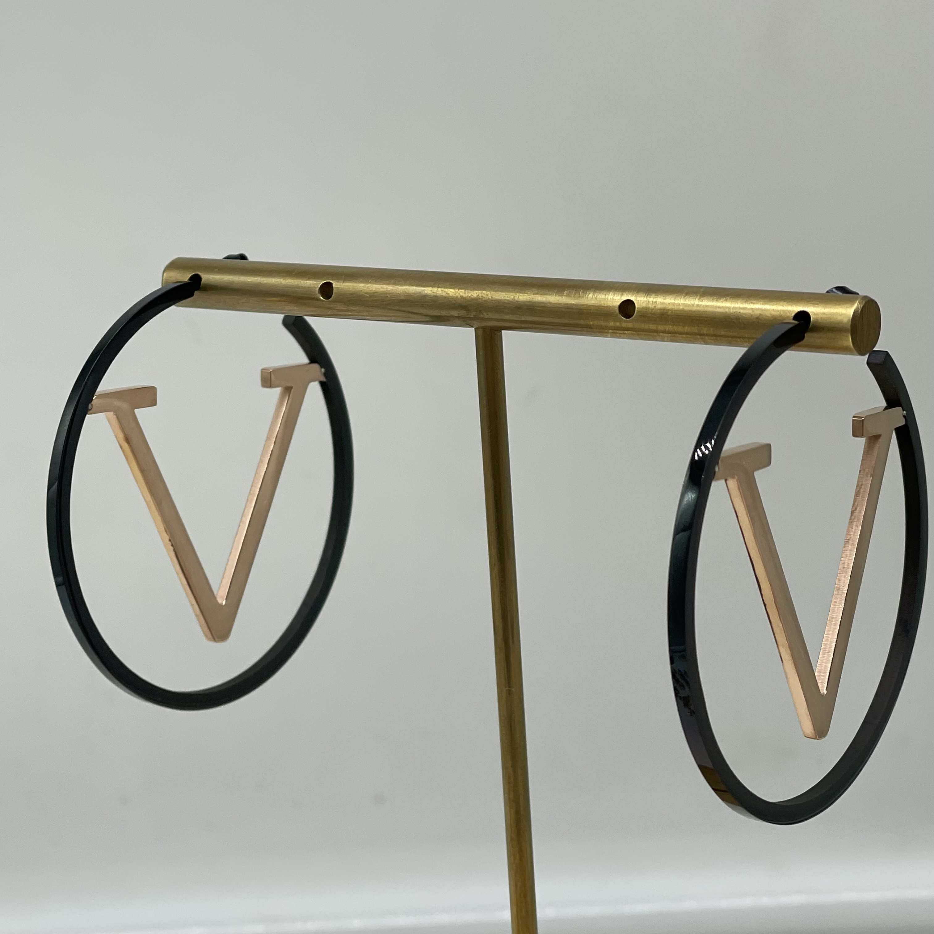 

2021 Luxury Designer Brand Extravagant Design Stamp Earrings 3 Colors Ear Studs Stainless Steel Earrings For Women Hoop Fashion Jewelry Wholesale