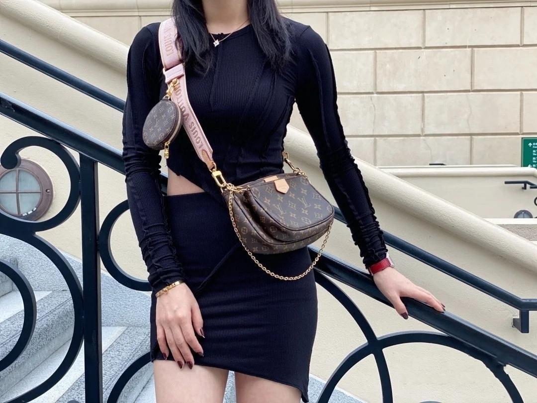 

LV LOUIS BAG VITTON&#13 M40511 is inspired by the classic college style. This Messenger PM Voyager small shoulder bag