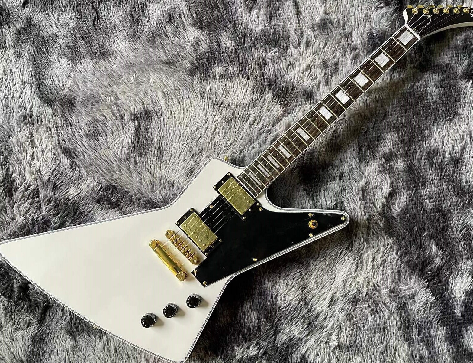 

70s Explorer - Classic White Electric Guitar Mahogany Fingerboard Ebony Gold Hardware