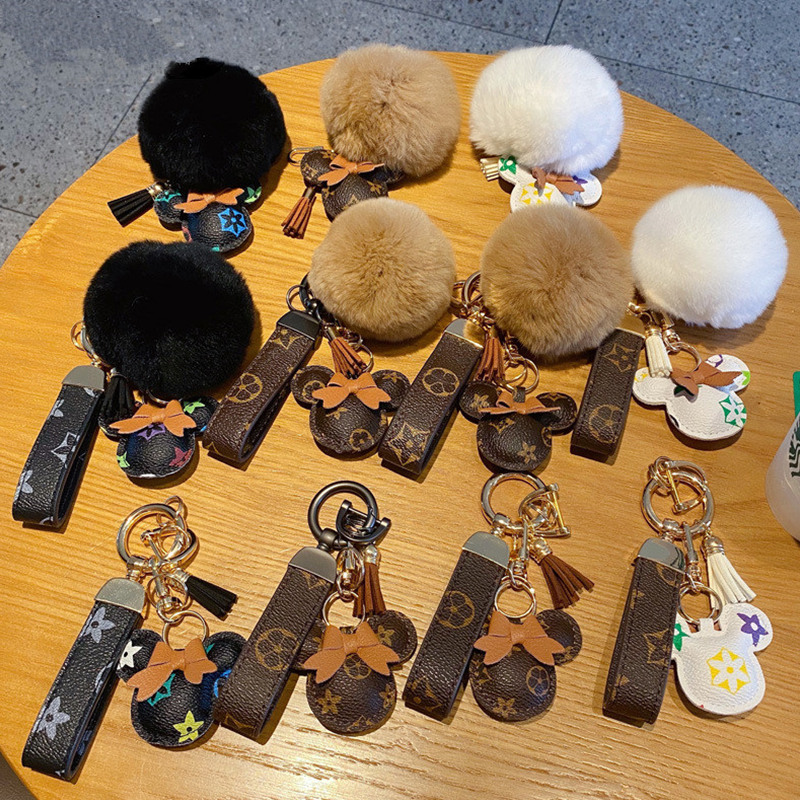 

Fashion Cartoon Keychain Party Favor Cute Mouse Designer Key Chain with Pompon Brown Flower PU Leather Keyring Lovers Car Pendant Handbag Bag Accessories
