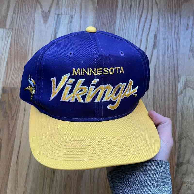

Retro men's 90's sports specialty Minnota Vikings script snapback hat, Red