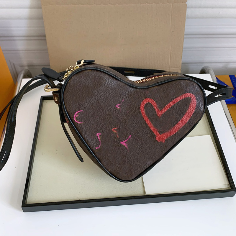 

Heart Shaped Bag Crossbody Bags Handbag Purse Fashion Graffiti Letter Printing Hardware Lock Chain Decoration Adjustable Shoulder Strap, Red