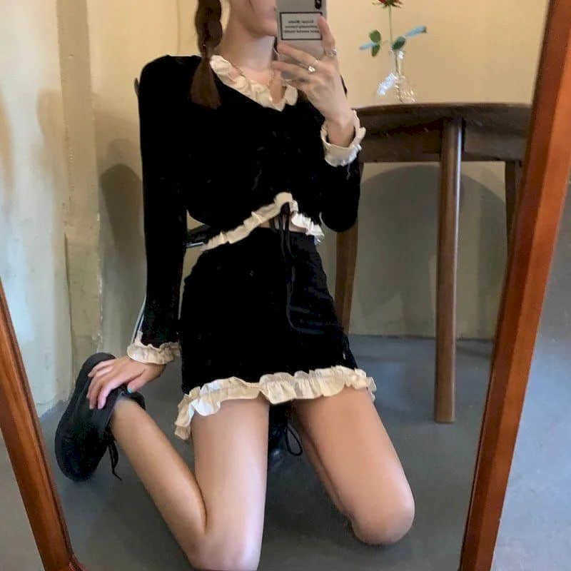 

Women lovely sets French retro girl velvet suit spring and summer high street ruffled drawstring top + skirt two-piece 210526, Suits