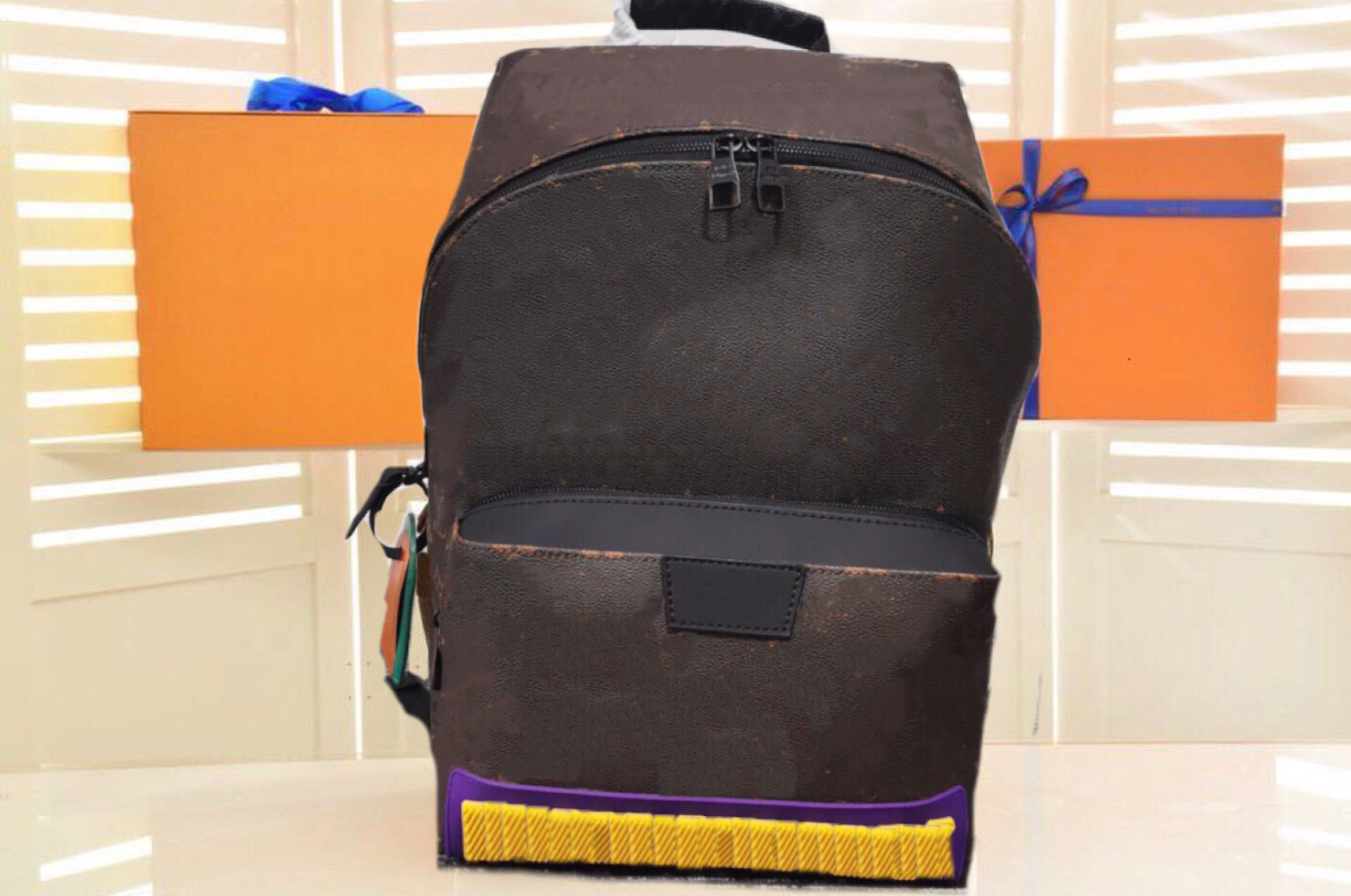 

Famous M57965 DISCOVERY Backpack school Bag classic leather Flower Letter travel bags fashion business bag notebook bags school bag size: 37 x 40 x 20CM