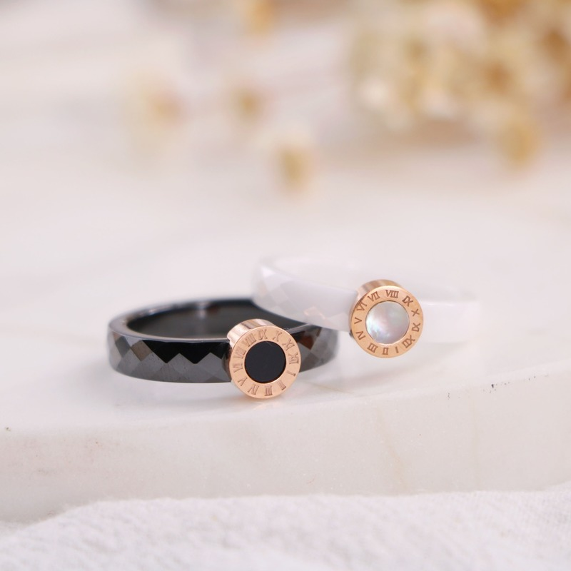 

Chen decoration classic Roman black and white fritillaria flower rhomboid lattice ceramic ring ring for men and women