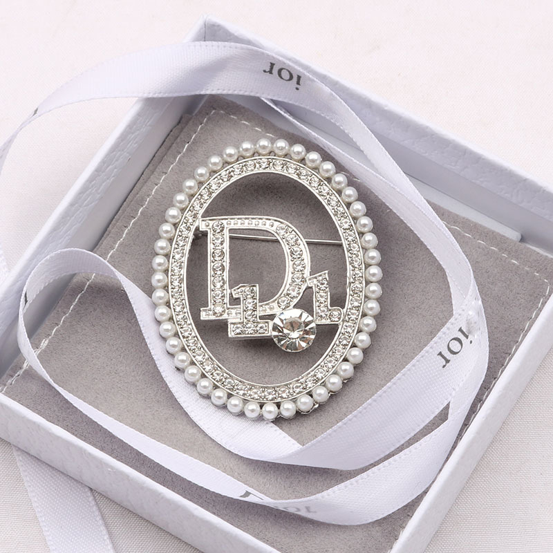 

Gold D Brand Luxury Desinger Pearl Brooch Women Crystal Rhinestone Letters Brooches Suit Pin Fashion Jewelry Clothing Decoration High Quality Accessories
