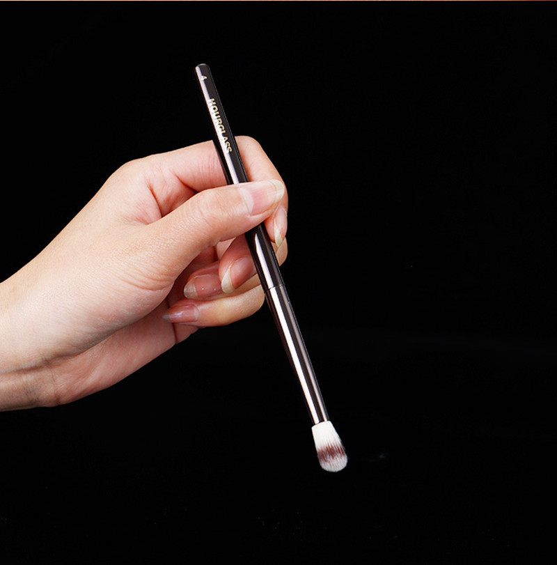 

Hourglass #4 Crease Brush Eyeshadow Contouring Makeup Single Brush Eye Blending Shadow Powder Cosmetic brushes wholesalers