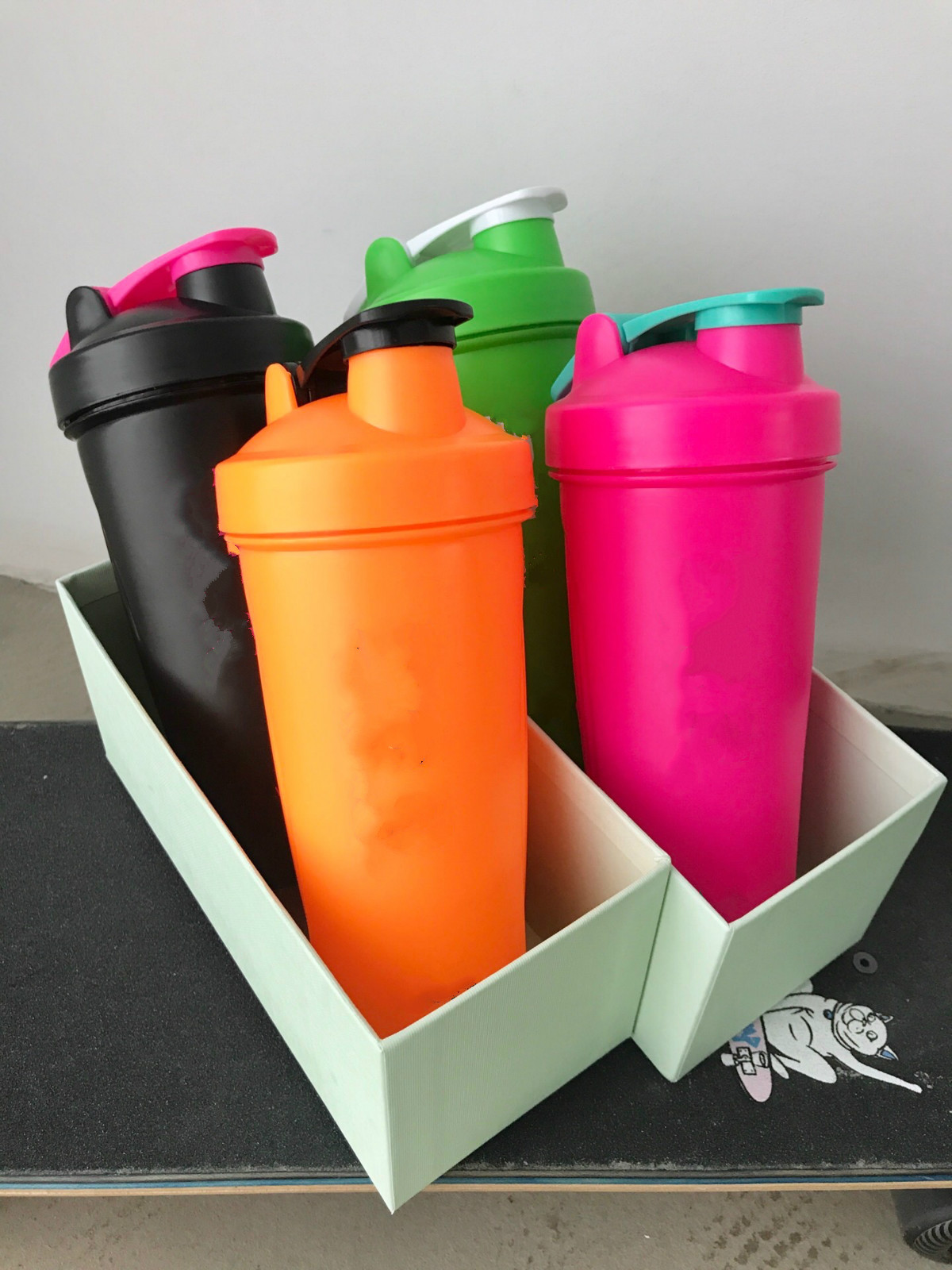 

High-quality fashion office white Water Bottles Ice Bag For Outdoor Sports Travel 600ml, Black