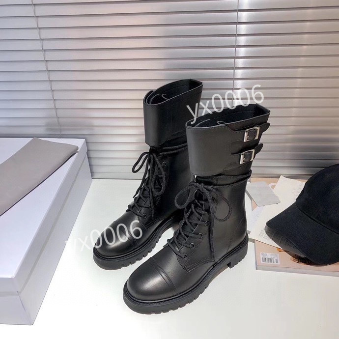 

2021 designer Interlocking Black lambskin leather ankle boots snow boot round Toe pull-on Martin booties fz201022, 01