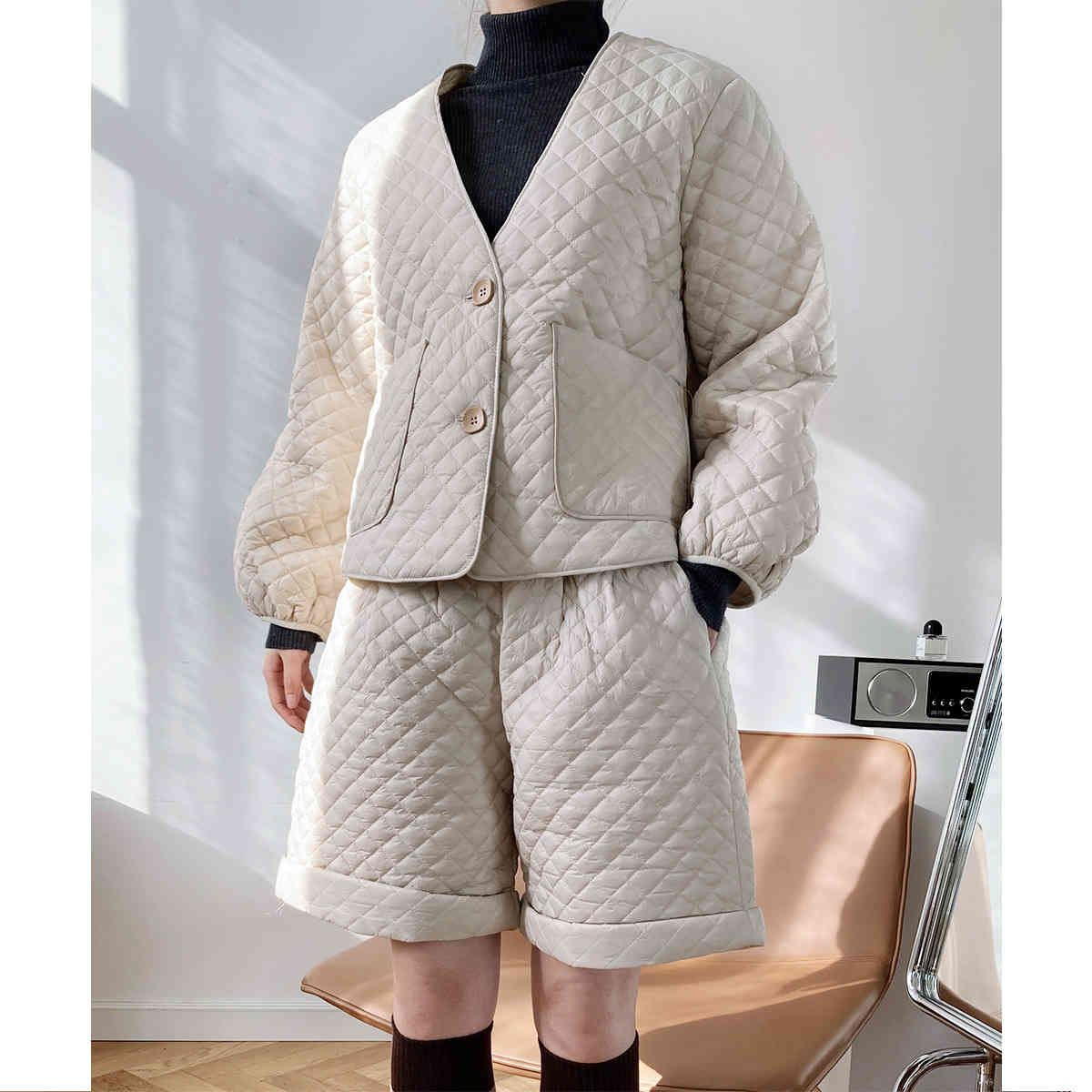 

Autumn Winter Lightweight Diamond Cotton Shorts Two-Piece Set Women Fashionable Quilted V Neck Casual Jacket Female 210520, Black