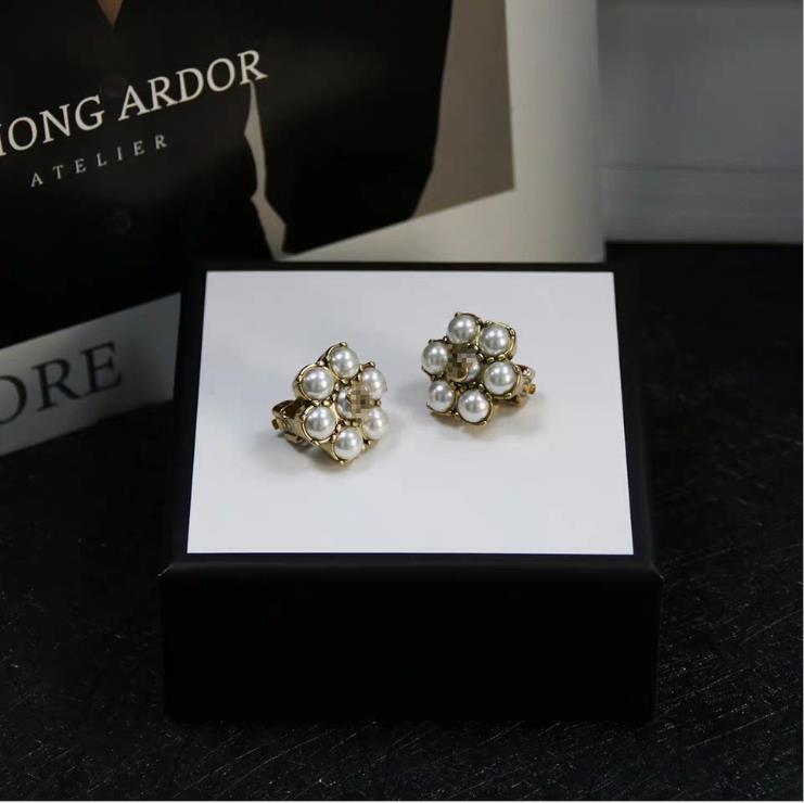 

Retro fashion personalized metal petal pearl ear clip earrings