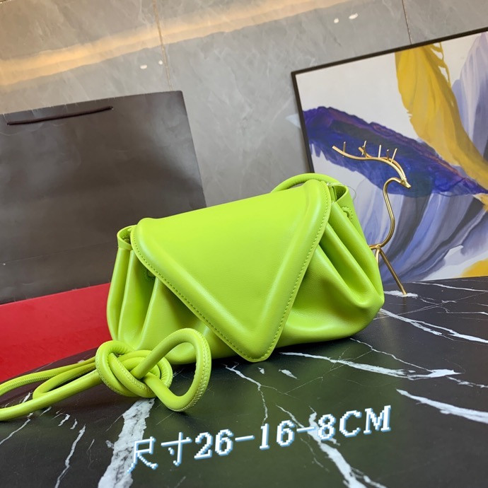 

2021 Genuine Top Quality Desinger Soft Calfskin Ladies Small Clutch Bag Hand Fashion crossbody women Cloud Bag 26-16-8cm, The box is not sold separately