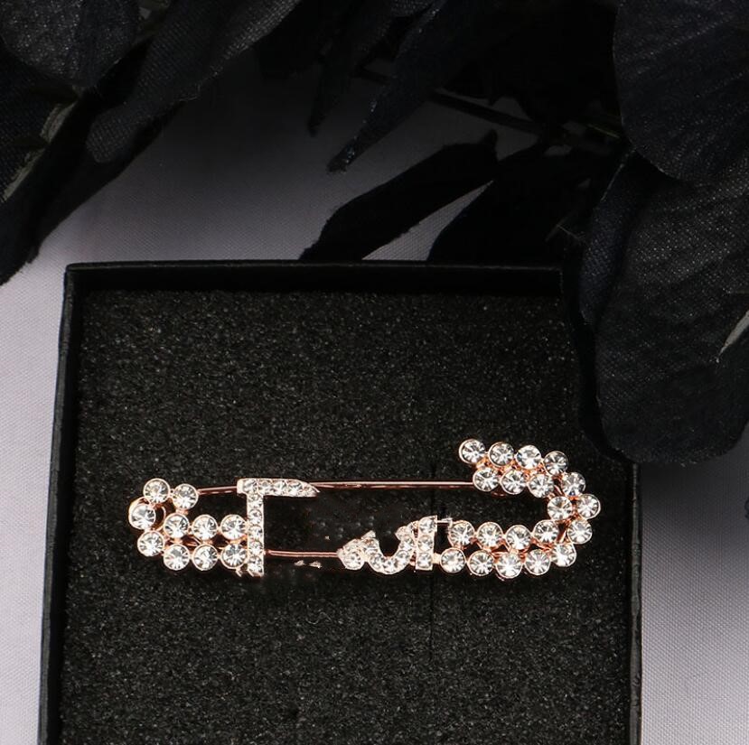 

2021 letter brooch suit wild simple rhinestone trend fashion magic wand pin female high quality fast delivery