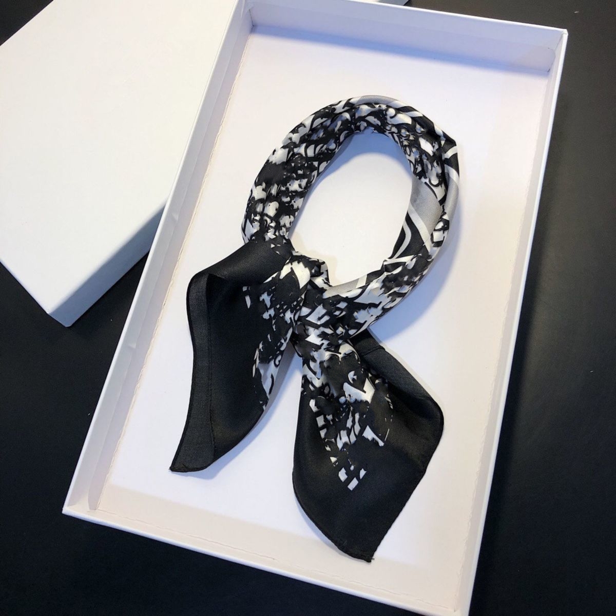 

21/22 woman Silk Scarf Fashion full Letter D Headband Small temperament Scarves Variable leisure Headscarf Accessories Activity Gift 50*50