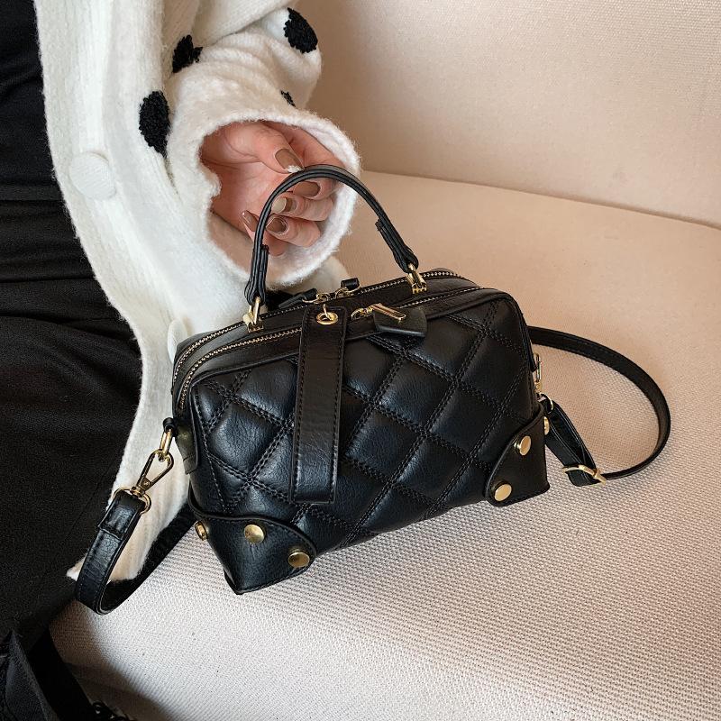 

Lingge Embroidery Women's Bag 2021 Fashion Portable Small Square Korean Simple Net Red One Shoulder Clutch Bags, Black