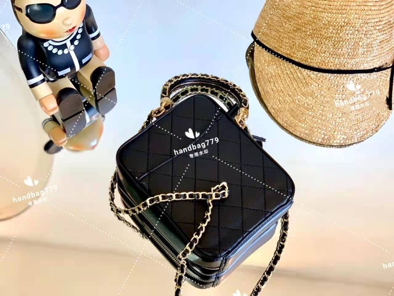 

2021 luxury Cosmetic Bags Chain Decorative Ring Box Pack Hand bill shoulder camera Black compact delicate and portable bag