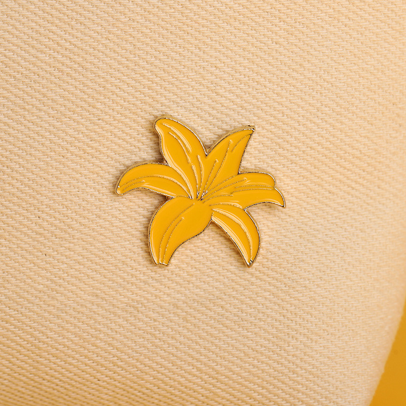 

Plant Daffodil Shape Clothes Brooches European Women Alloy Enamel Flower Lapel Pins For Lady Bag Collar Backpack Badge Clothing Accessories Yellow Gold