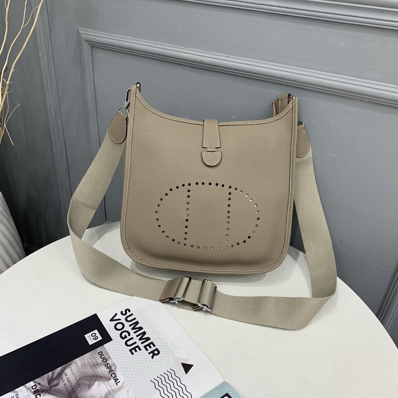 

Luxury trendDesigner s autumn and winter new top layer cowhide shrunk Togo pattern Evelyn Bag Messenger small real leather bag