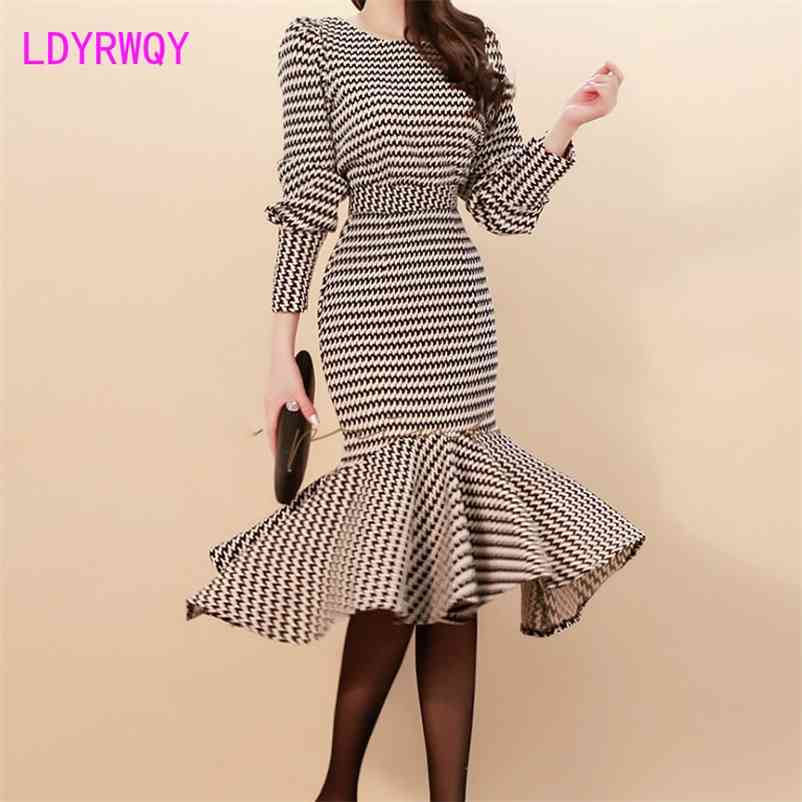 

[LDYRWQY] Korean Temperament Slim Houndstooth Top Waist Bag Hip Mermaid Skirt Set Women 210603, Clear