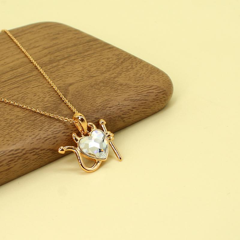 

Chokers Simple Crystal Heart Pendant Women Girls Christmas Choker Chunky Generous 18K Gold Plated Temperament Fashion Necklace