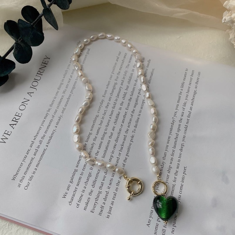 

Vintage French Style Baroque Pearl Choker Necklace Luxury Green Emerald Heart Pendant Necklace for Valentine's Day Gifts