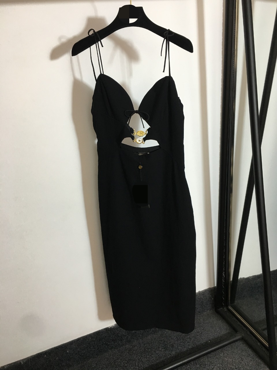 

608 2021 Runway Dress Spring Summer Dress Spaghetti Strap White Black Sleeveless Brand Same Style Empire Womens Dress Fashion High Quality Faluolan