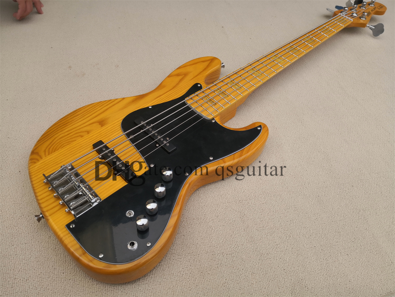 

custom 5 strings bass guitar,J jazz bass,ASH wood body,maple neck,yellow fingerboard,chrome knobs