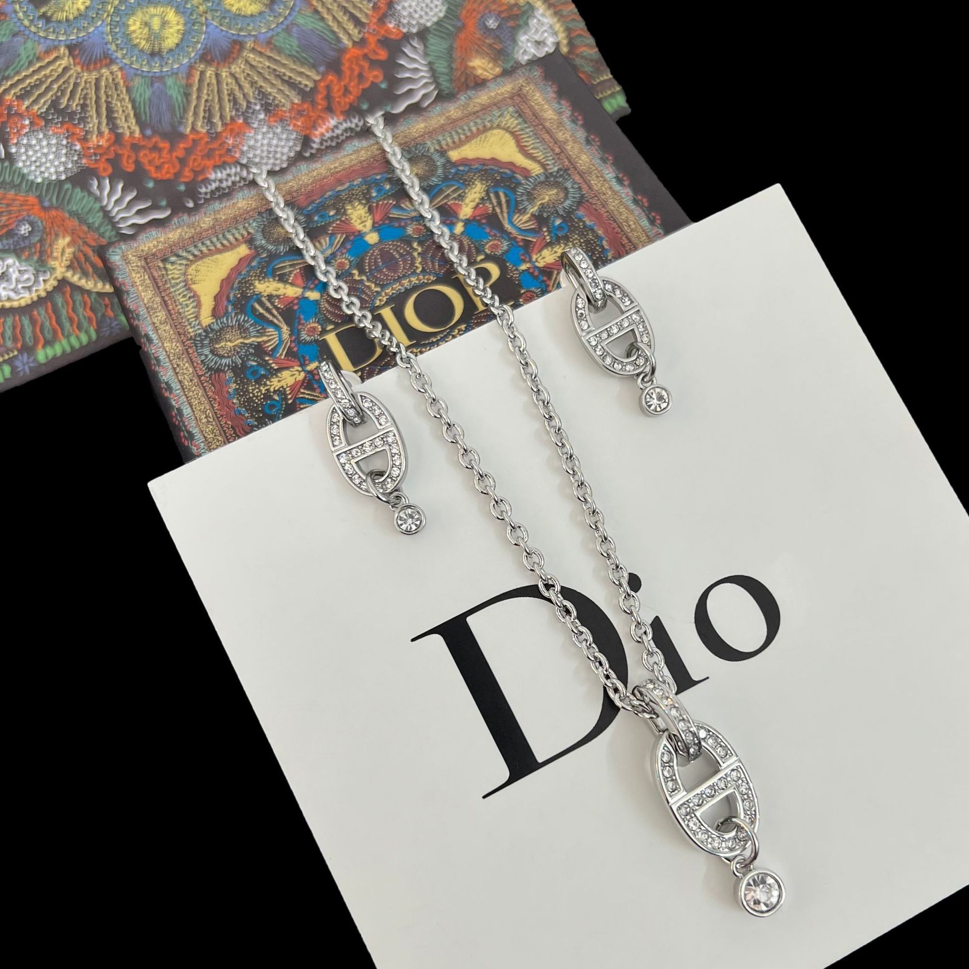 

New d \ Di Family Cd Letter Inlaid Necklace Female Personality Full Diamond Brass Earrings