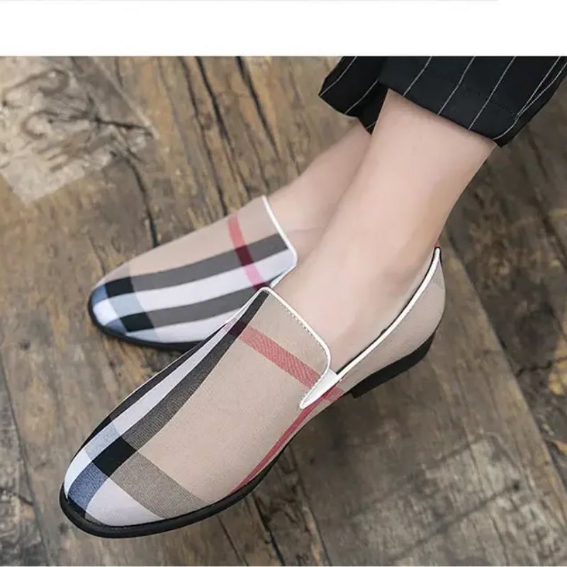 Chaussures masculines 2021 New Loafer Outdoors Spring Automne Simplicité Slip on Chaussures pour homme Fashion décontractée Concision Classic Cla