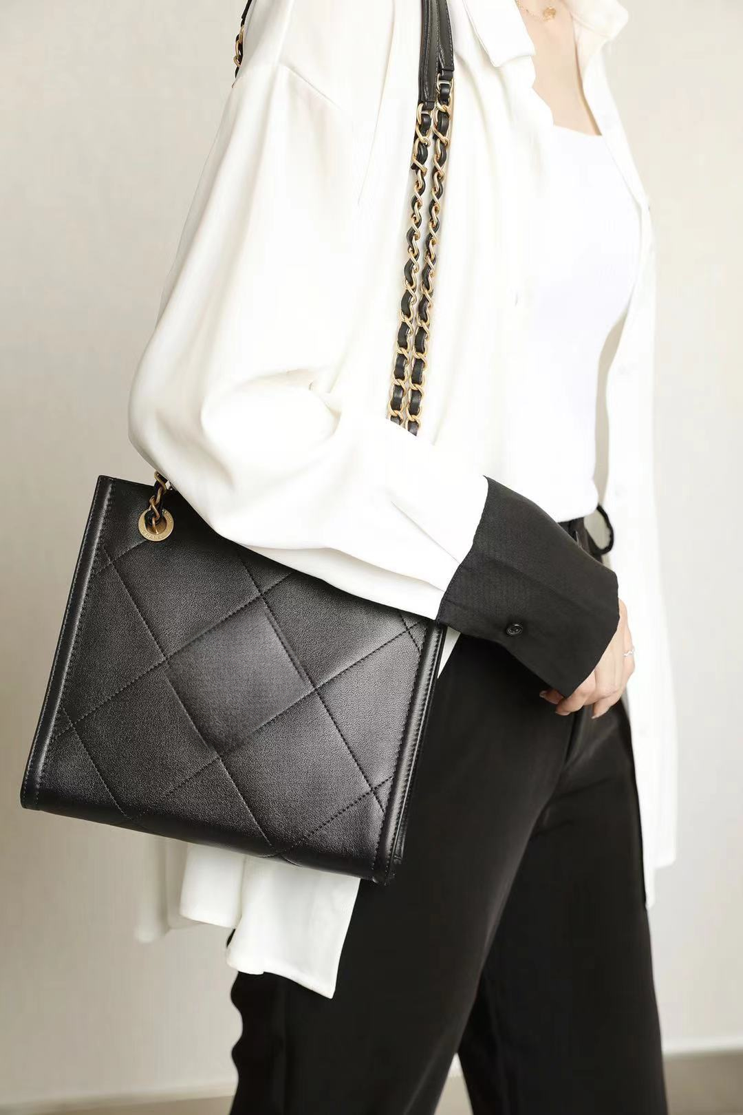 

Women Luxurys C,solds Bags Designers Purses Crossbody Channel Handbags The single Splicing shoulder bag Fashion and high quality Sheepskin 30x23cm FJS