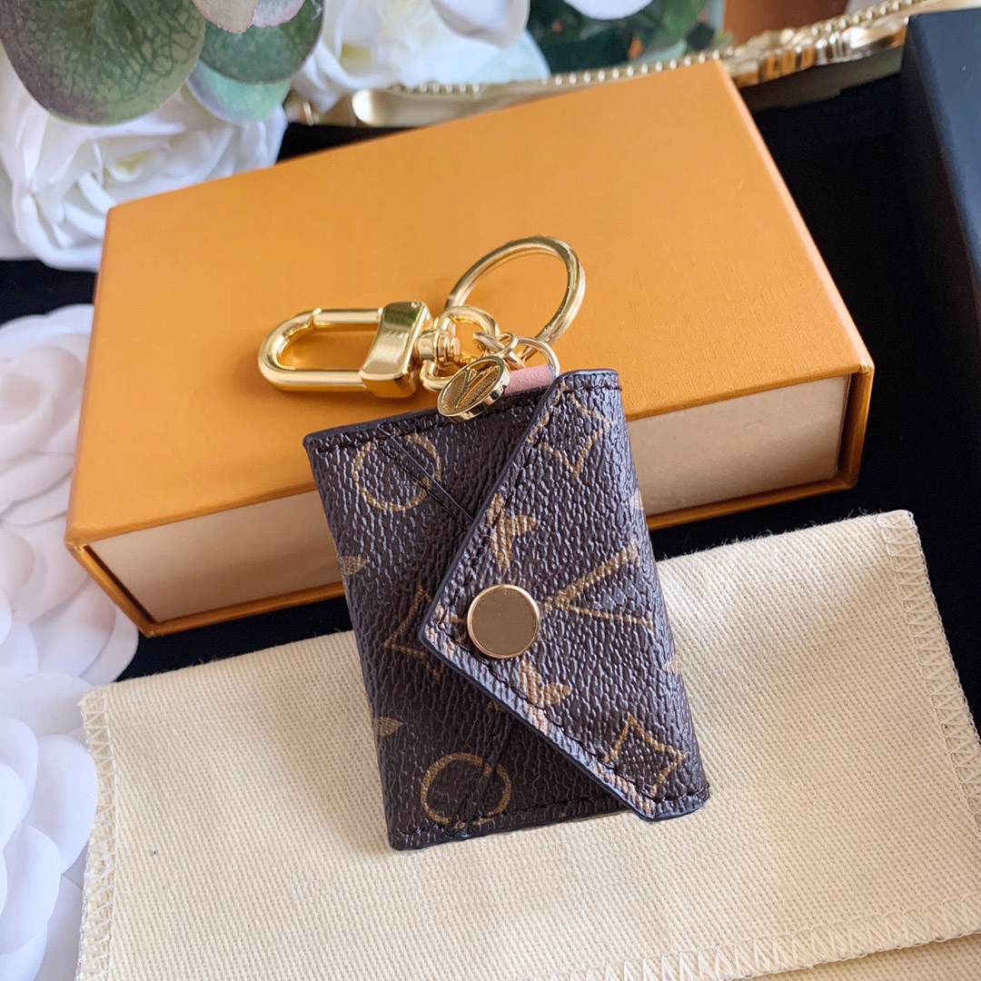 

Fashion Keychains Luxury Designer Classic Genuine Leather Envelope Wallet Keychain Gold Buckle Mens Womens Bag Ornaments High Quality