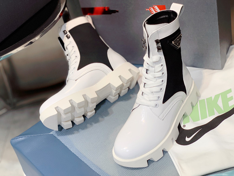 

2021 Top Women Designer Boots Martin Desert Boot Flamingos Love Arrow 100% Real Leather Medal Coarse Non-Slip Winter Shoes 0910, 01