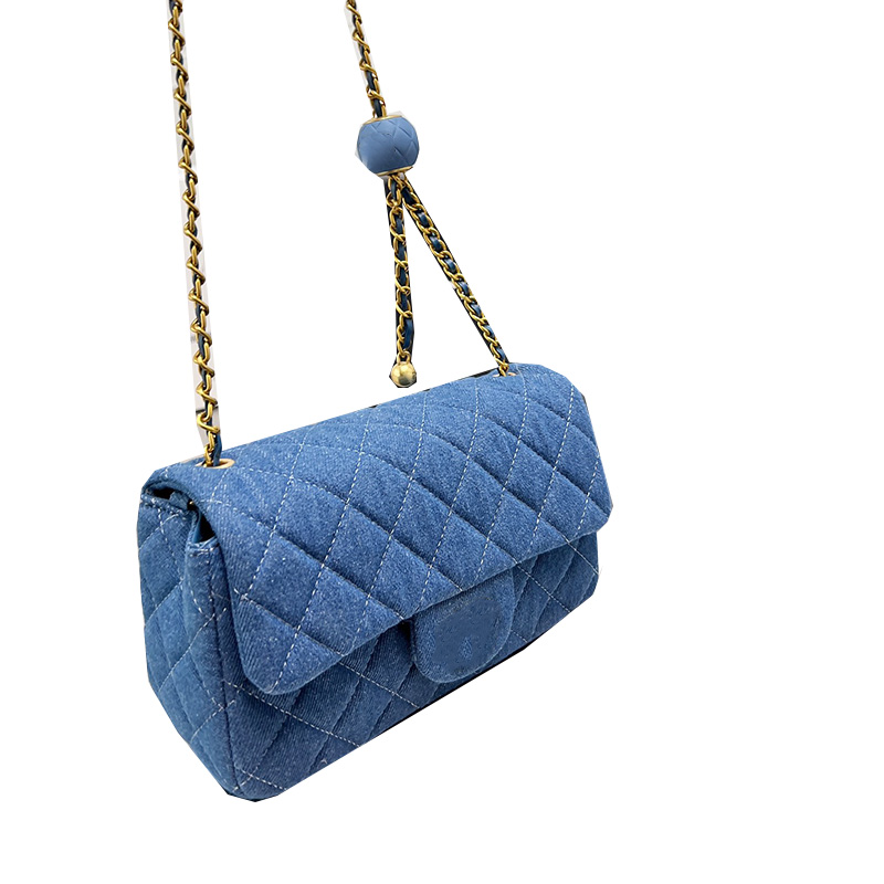 Denim Crusy Blue Ball Mini FLAP Sac carré Sacs Bleu carré 17cm / 20cm Quilté GHW Bandoulière à épaules réglable Bandoulière Vanity Case Cosmétiqu
