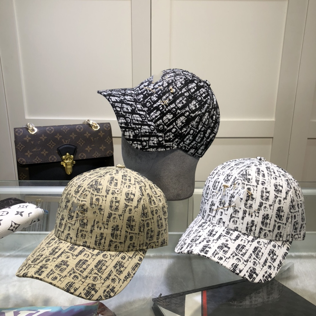 

New original single baseball cap, delicate and pure style is very cool very fashionable hot out of stock quality super good with dust bag, Blue;gray