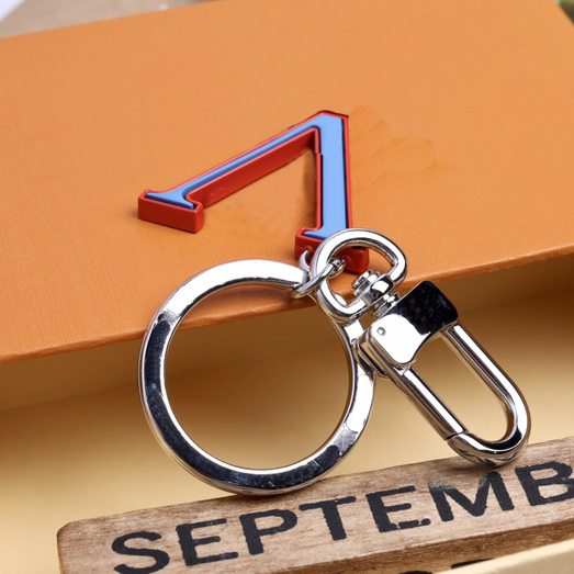 

Brands Keychains Luxury Designer Fashion Keychain Sliver Keys Buckle Letter Shape Blue Pendant Mens Womens Bags Key Bags Ornaments