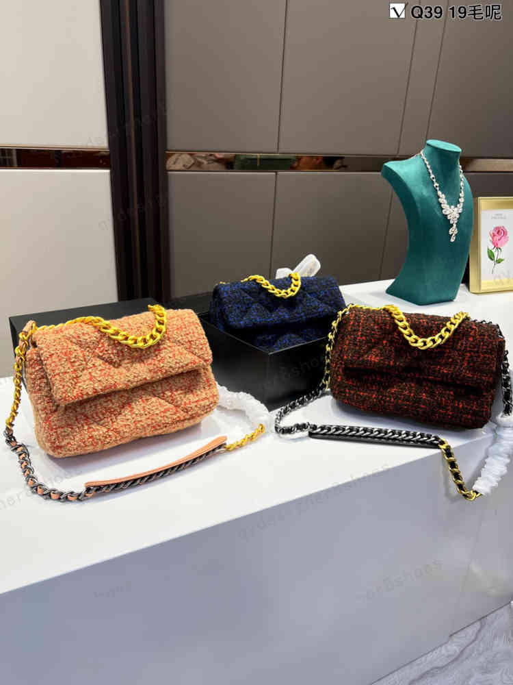 

Woolen Folding Gift Box Packaging 19 Series One Shoulder Handbag Size 25*16cm