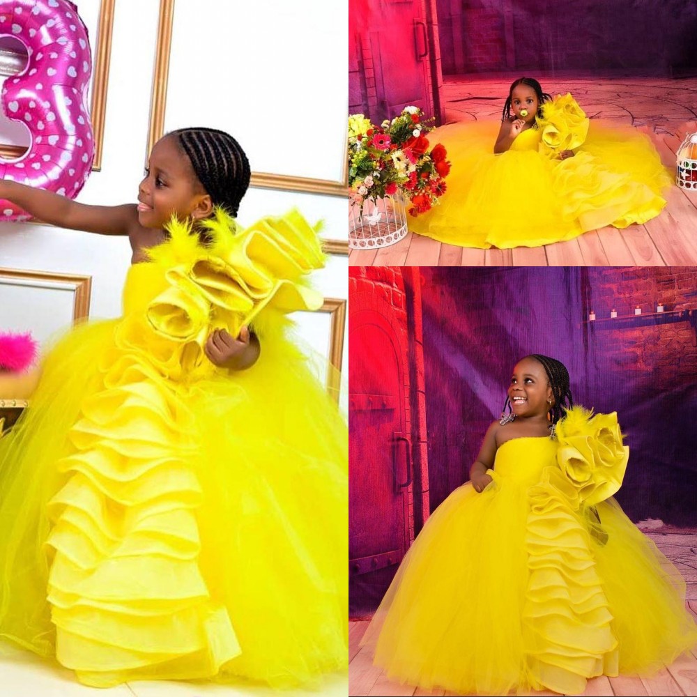 

2021 Cute Yellow Flower Girls Dresses For Weddings Feather One Shoulder Sleeveless Tiered Ruffles Ball Gown Birthday Children Girl Pageant Gowns Floor Length Tulle, Royal blue