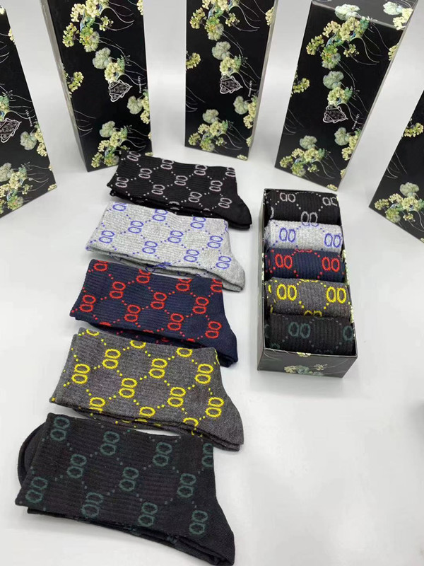 

2021 designer men's and women's socks eight luxury sports four seasons letter printing brand cotton men women garter box set gift