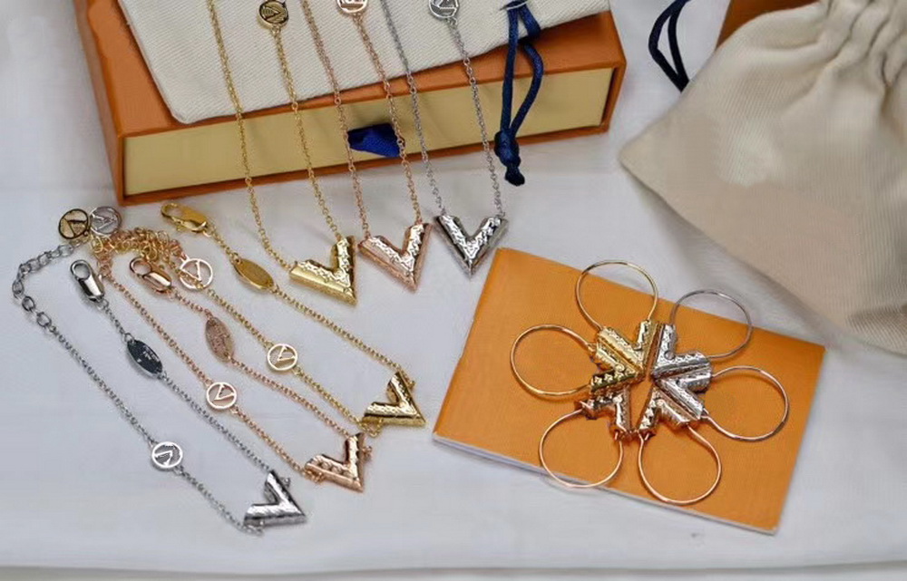 

Europe America Style Jewelry Sets Lady Women Titanium Steel Engraved V Initials Charm Essential V Letter Necklace Bracelet Earrings M63197, Black