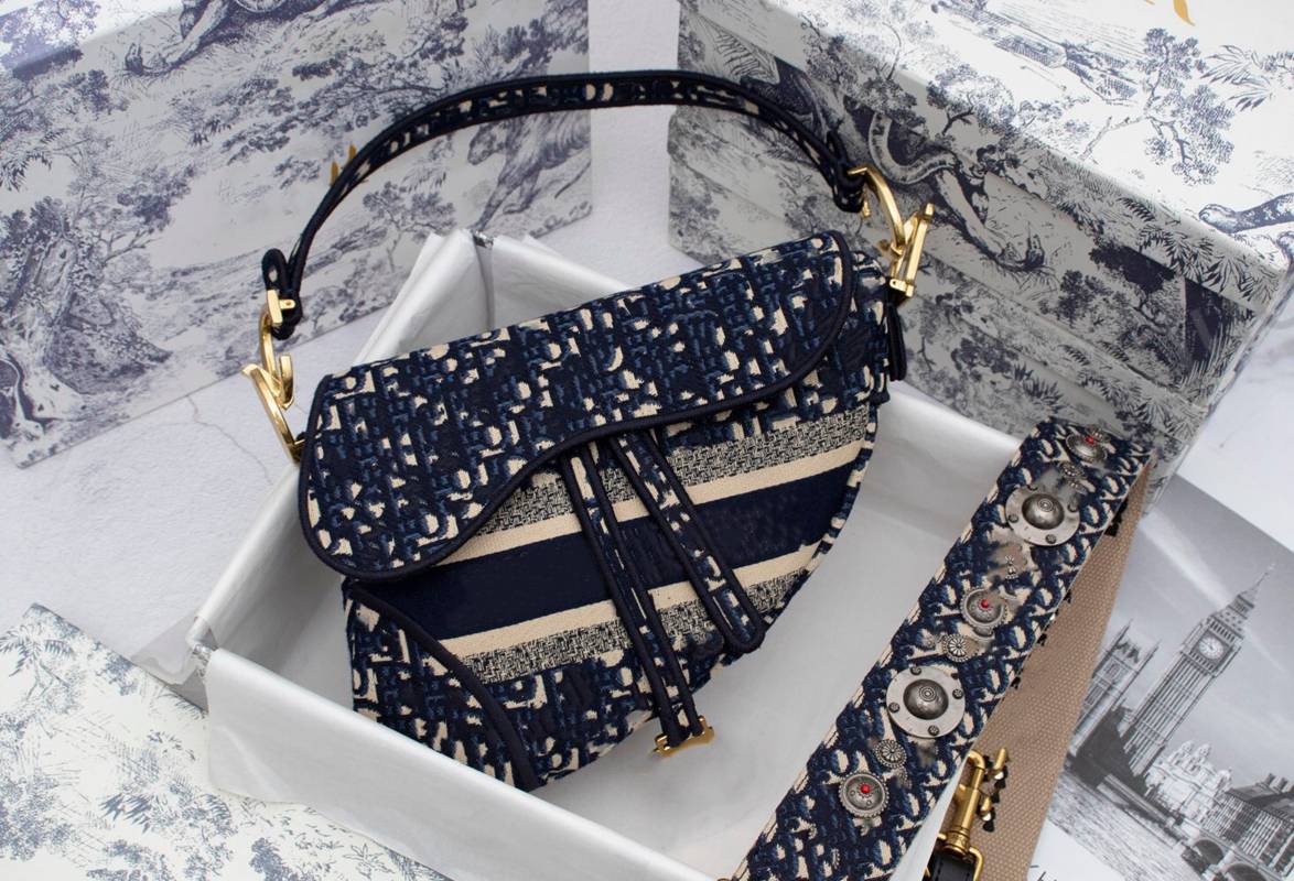 

2021 Leather saddle bags ladies retro high quality messenger handbag star celebrity inspiration embroidery shoulder bag Crossbo, Black