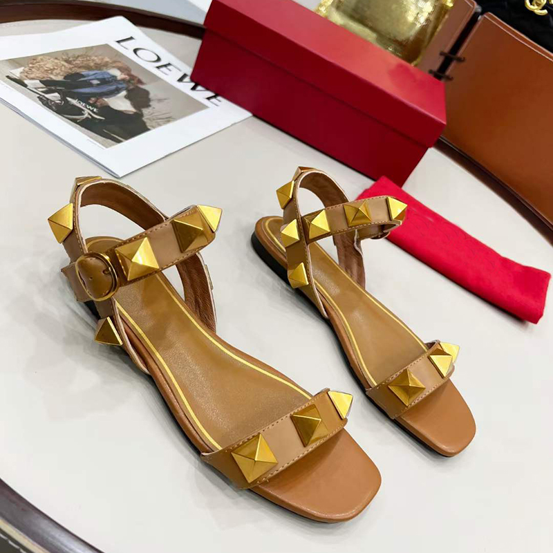 

2022 Designer Women Roman Stud Flat Sandal in calfskin embellished with maxi studs Fashion Ladies Sandal Summer Shoes 35-43 with Box NO340, Sock