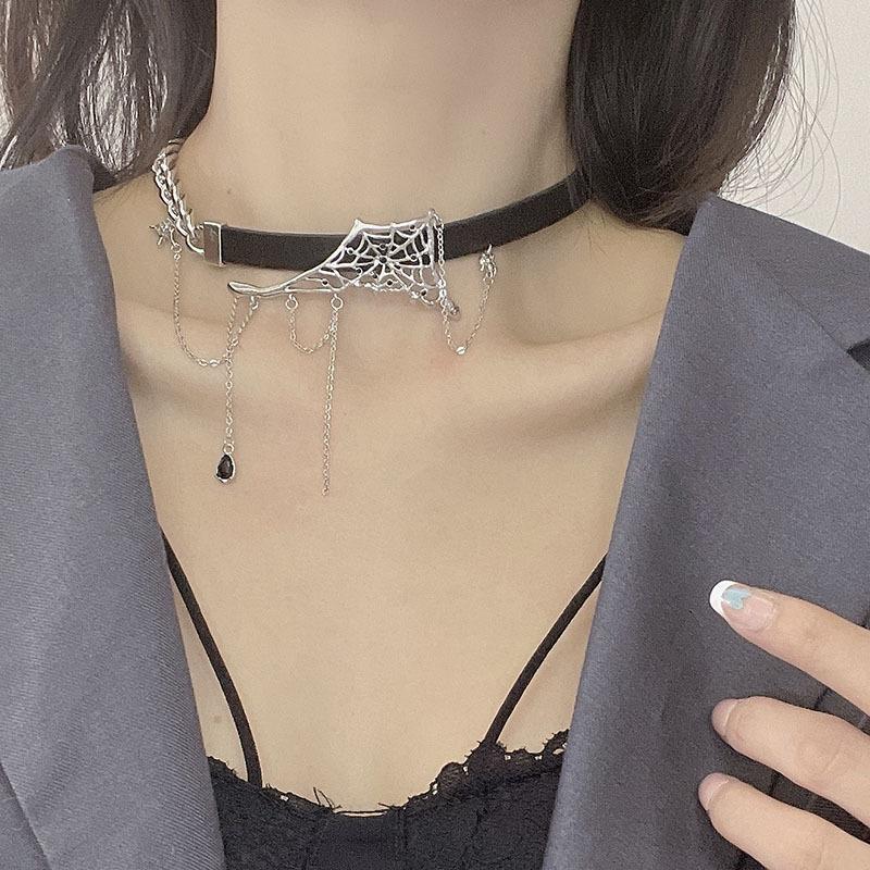 

Chains 2021 Fashion Punk Vintage Stitching Metal And Leather Spider Web Necklace Sexy Necklaces For Women Party Jewelry Gift, Silver