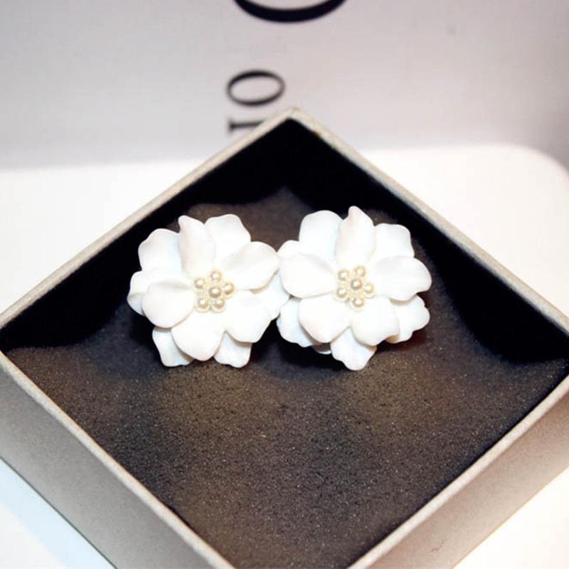 

Stud Classic Elegant Pearl Flowers Earrings For Women Korean Fashion Temperament Jewelry S925 Silver Needle Wedding Party Gift