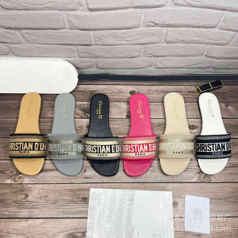 Chaussures de designer Version High 2022 Summer New D Family Lettre brodées Slippers Femmes Porte des tongs de plage