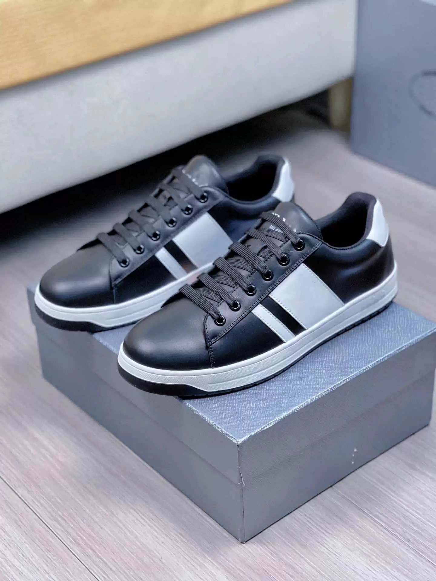 

22s/s Classic Luxury Men's Casual shoes black leather sneakers,Sports low tops shoe Soft Calf leathers sneaker Platform rubber triangle 38-45