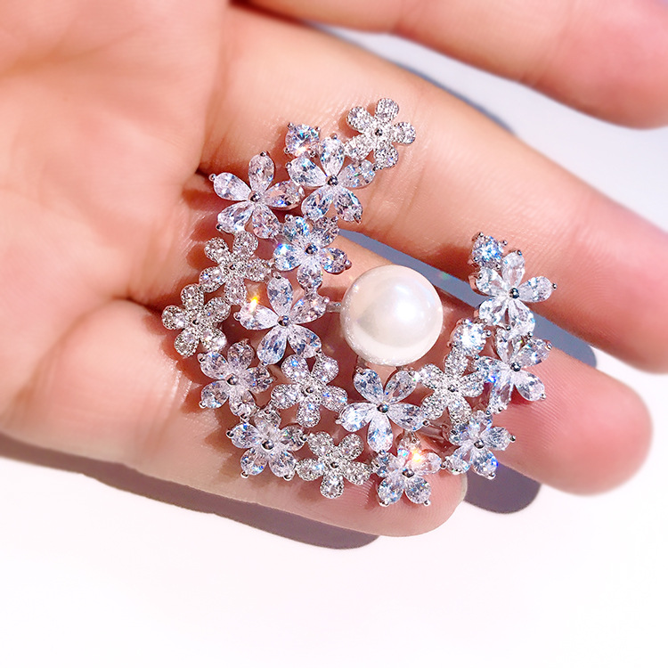 

Designer Women Cystal Brooch Pin Fashion Pearl Suit Brooches for Woman 3A Zircon Silver Corsage Lady Pin Vintage Elegant Dress Plated 18K White Gold Pins Lovers Gift