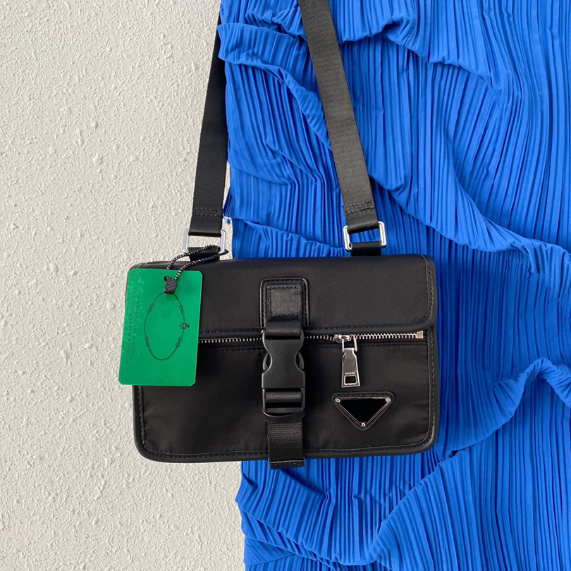 

Retro Mens Nylon Messenger Shoulde Bags Diagonal Crossbody Bag For Man Luxury Designer Handbags Card Holder With Triangle Badge Sports Outdoor Travel Wallets