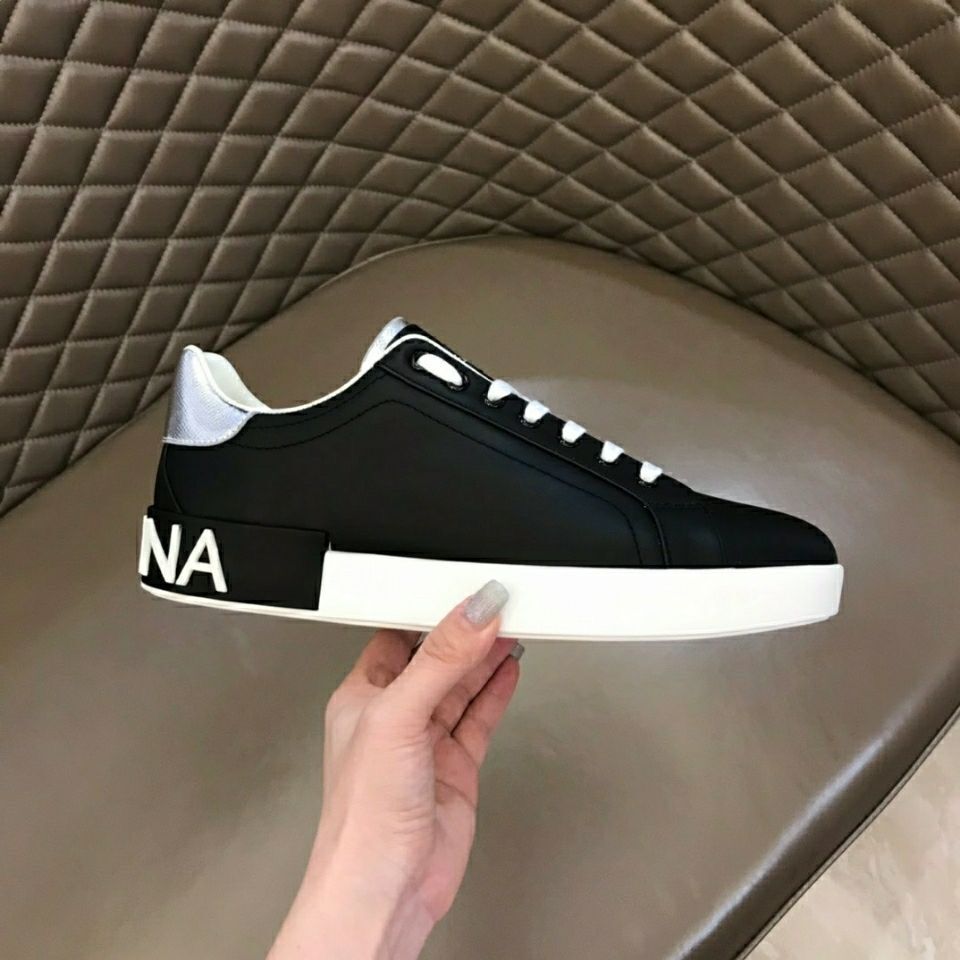 

Top quality of men's leisure shoes scasual Sneaker Contrast color design white black with box are size38-45 bcf