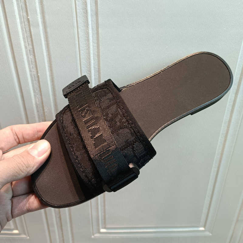 

Women Shoes Designers Pearl Chain Toe Cover Slippers Luxury Calfskin Lining Bare Ankle Simple Sandals Retro Style Fashion Sandals, Blue