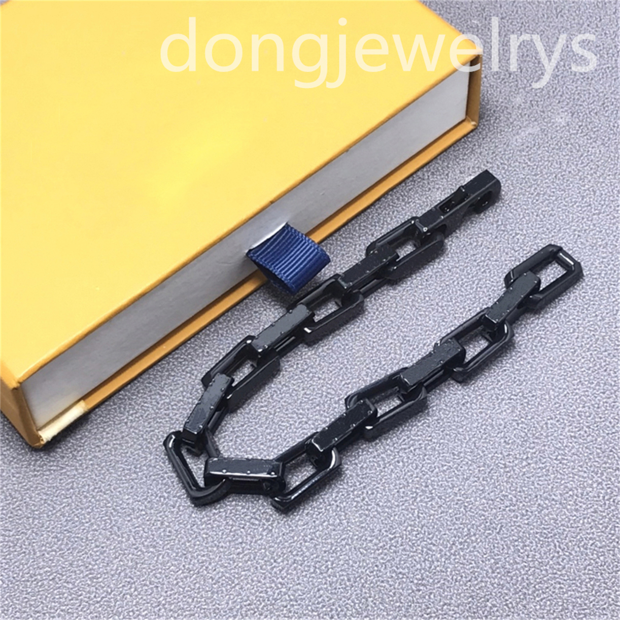 

Thick Chain Creative Friendship Hip Hop Charm Bracelet Fashion Bracelets Ladies Energy Dongjewelrys Punk Style Minimalist Design Vintage Jewelry